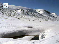 The snowfields of Storberka on the left, Hestbrepiggan in the centre and Låven in the distance from ytste Lundadalssætri in Lundadalen